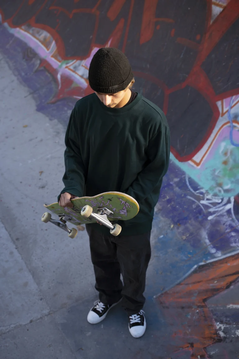 adolescente-de-alto-angulo-con-patineta-al-aire-libre