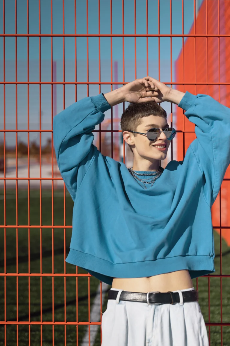 hombre-sonriente-de-tiro-medio-con-gafas-de-sol